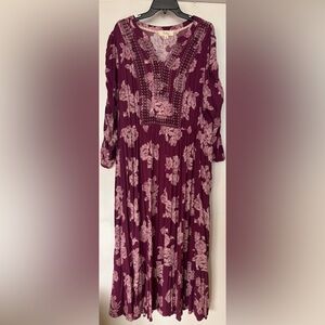Nurture by Westbound Woman’s Purple Floral V-Neck Shift Tiered Midi Dress 1X